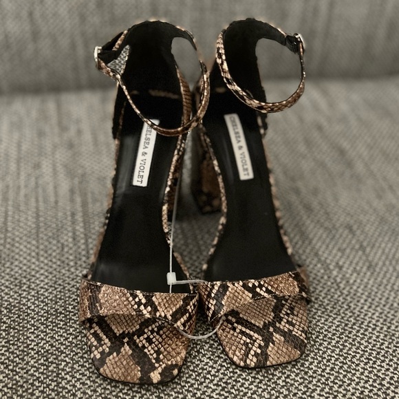 • SOLD snakeskin heels - Picture 3 of 3